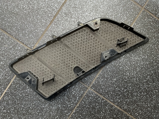 MERCEDES A1648804305 Решетка капота в наличии Украина