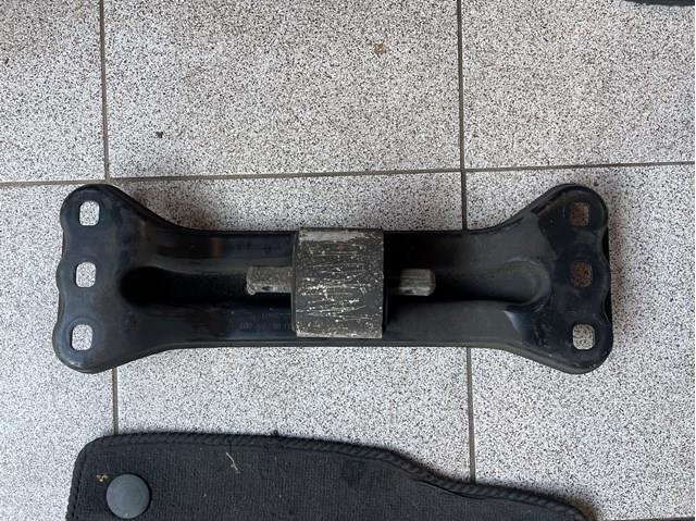 MERCEDES A2042420501 Балка крепления коробки передач в наличии Сумы