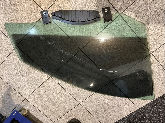 Стекло передней двери, правой A2217200818 MERCEDES