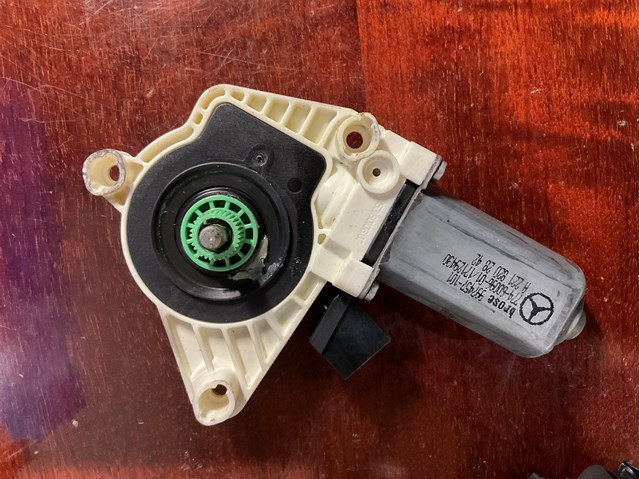 Мотор стеклоподъемника двери передней, правой A2218202842 MERCEDES