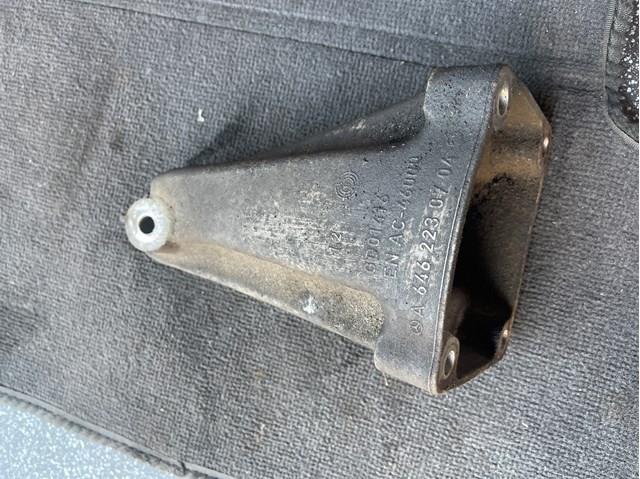 Кронштейн подушки (опоры) двигателя, правой A6462230704 MERCEDES