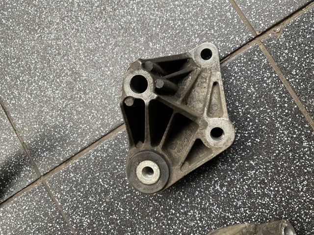 AV616P093NA FORD Кронштейн подушки КПП купить в Черновцы