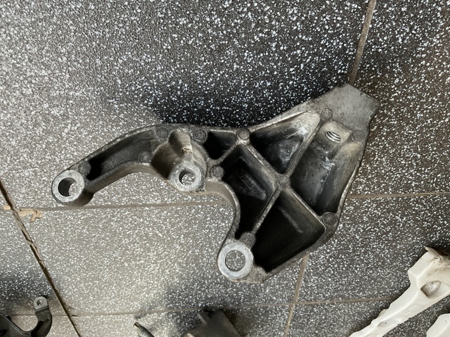AV617M125AA FORD Кронштейн подушки КПП правый купить в Сумы