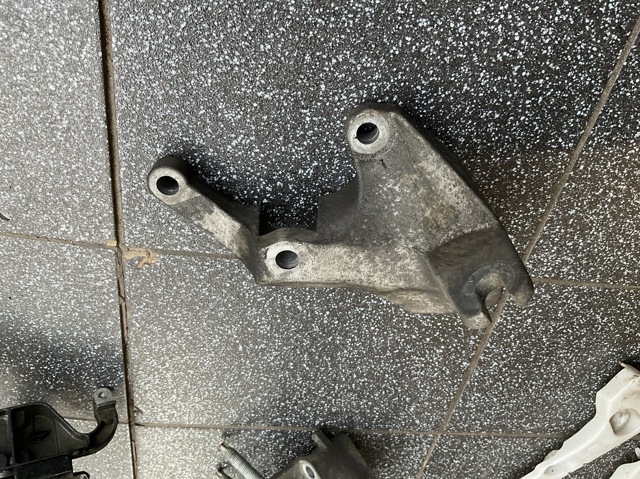 Кронштейн подушки КПП, правый AV617M125AA FORD