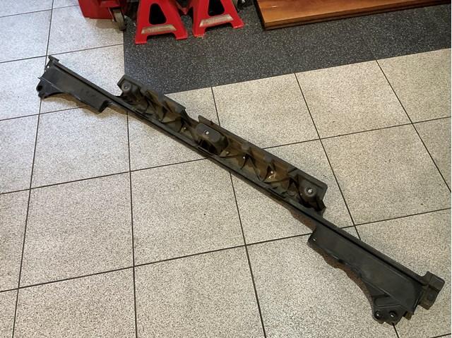 Кронштейн бампера заднего, центральный CK5217B861AC LAND ROVER