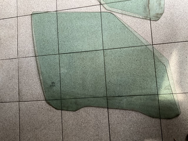 Стекло передней двери, правой CUB500281 LAND ROVER