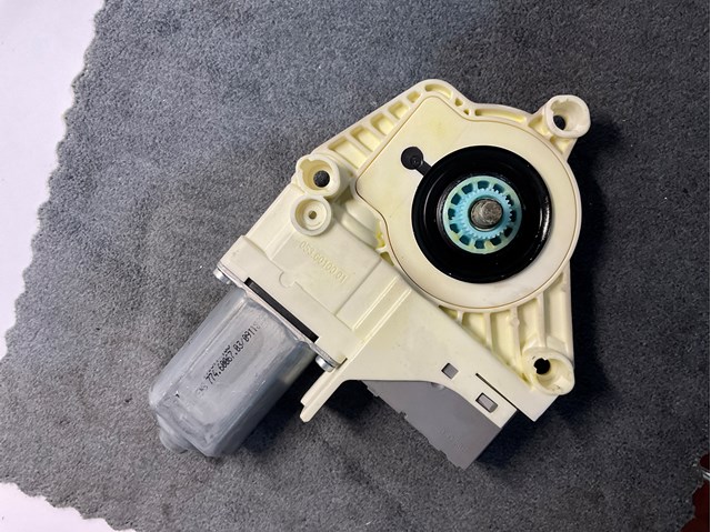 LAND ROVER CUR000140 Мотор стеклоподъемника двери передней правой в наличии Тернополь