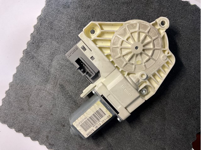 Мотор стеклоподъемника двери передней, правой CUR000140 LAND ROVER