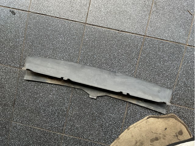 Заглушка буксировочного крюка в передний бампер DPC000431PCL LAND ROVER