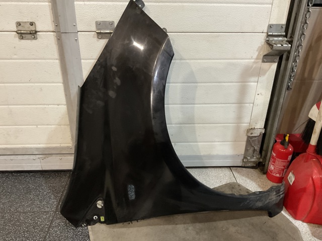 Боковая часть передняя правая F31009U0M0 NISSAN