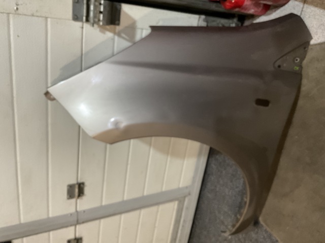 Переднее левое крыло F31019U0M0 NISSAN