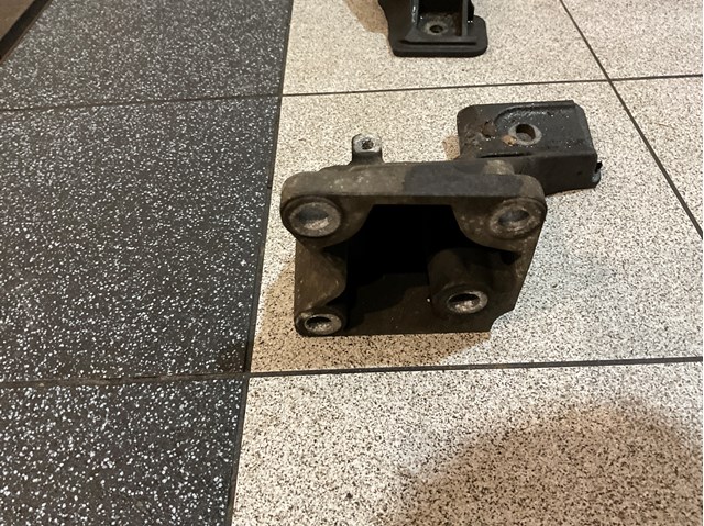 KKU500590 LAND ROVER Кронштейн подушки (опоры) двигателя правой купить в Харьков