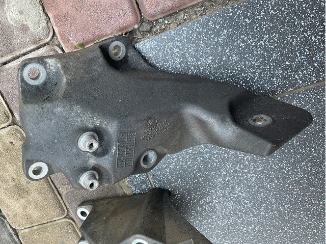 Кронштейн подушки (опоры) двигателя, левой KKU500771 LAND ROVER