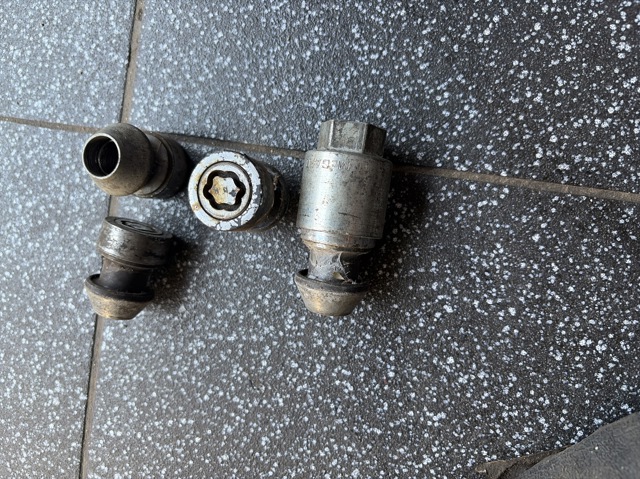LAND ROVER LR001381 Гайки колесные в наличии Днепр