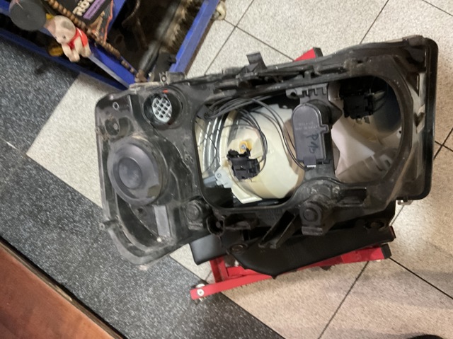 LR001560 LAND ROVER Правая фара купить в Полтава