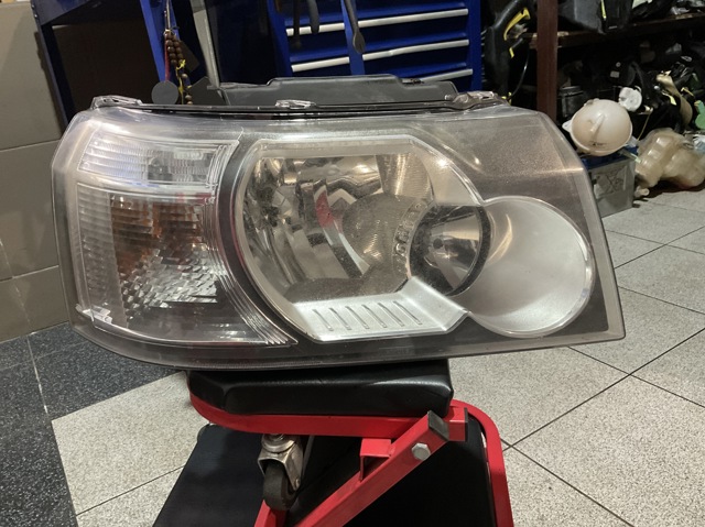 Правая блок фара LR001560 LAND ROVER