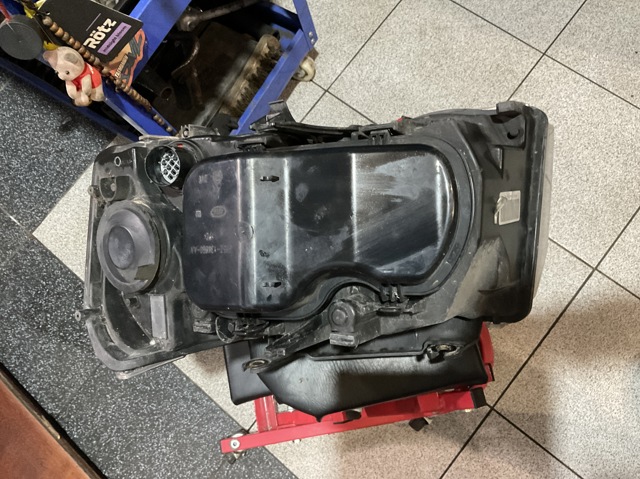 LR001560 LAND ROVER Правая фара купить в Сумы