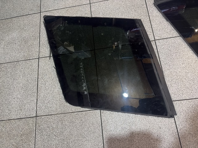 Стекло багажного отсека, левое LR001762 LAND ROVER