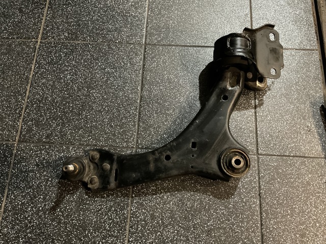 Передний нижний рычаг LR002624 LAND ROVER
