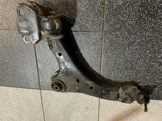 Рычаг передний нижний левый LR002625 LAND ROVER