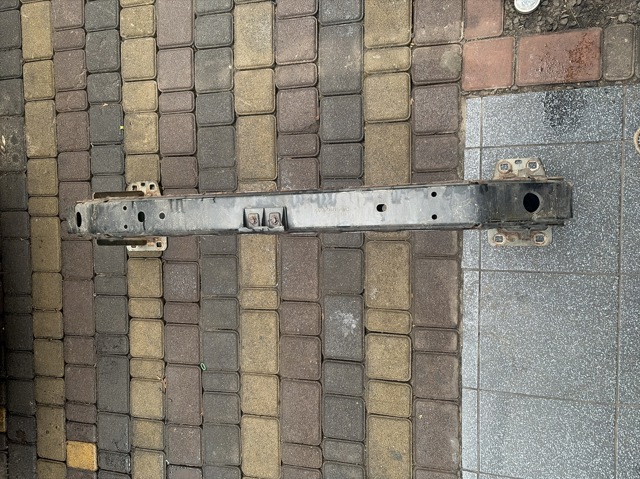 Шина бампера переднего LR005532 LAND ROVER