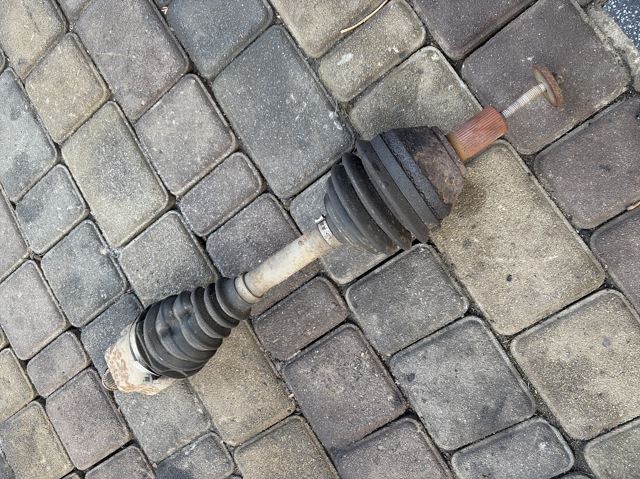 Левая полуось LR005870 LAND ROVER