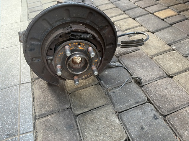 Кулак поворотный левый LR006963 LAND ROVER