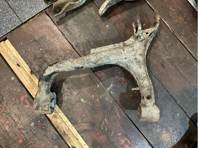 Балансир подвески задний левый LR010525 LAND ROVER