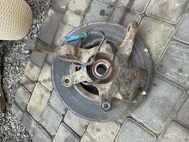 Цапфа поворотного кулака LR010678 LAND ROVER