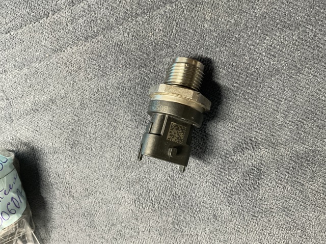Датчик давления топлива LR020693 LAND ROVER