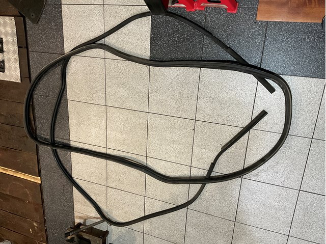Уплотнитель двери задка кузова LR024948 LAND ROVER