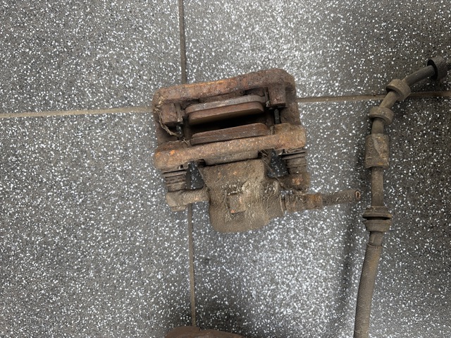 Суппорт тормозной задний правый LR027850 LAND ROVER