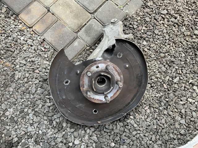 LR038550 LAND ROVER Цапфа задняя правая купить в Хмельницкий