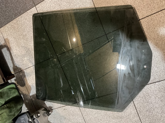 Стекло заднее левое LR044022 LAND ROVER
