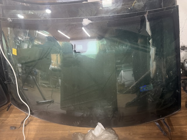 Автостекло LR044051 LAND ROVER