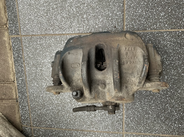 Суппорт тормозной передний правый LR047906 LAND ROVER