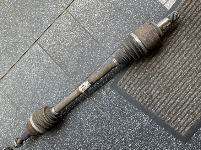 Полуось задняя, левая LR073346 LAND ROVER