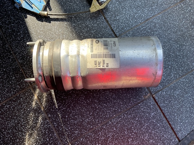 Передний правый амортизатор LR087081 LAND ROVER