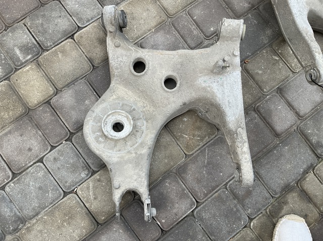 Рычаг задней подвески нижний, правый LR098766 LAND ROVER