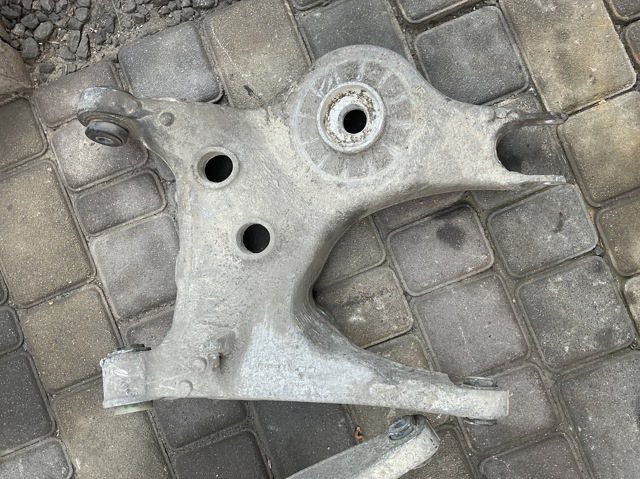 Рычаг задней подвески нижний, левый LR098768 LAND ROVER