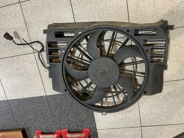 Диффузор радиатора кондиционера, в сборе с крыльчаткой и мотором PGK000150 LAND ROVER