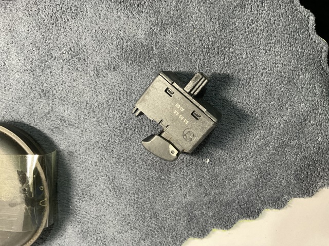 Кнопка подъемника заднего правого стекла YUF000072PVA LAND ROVER