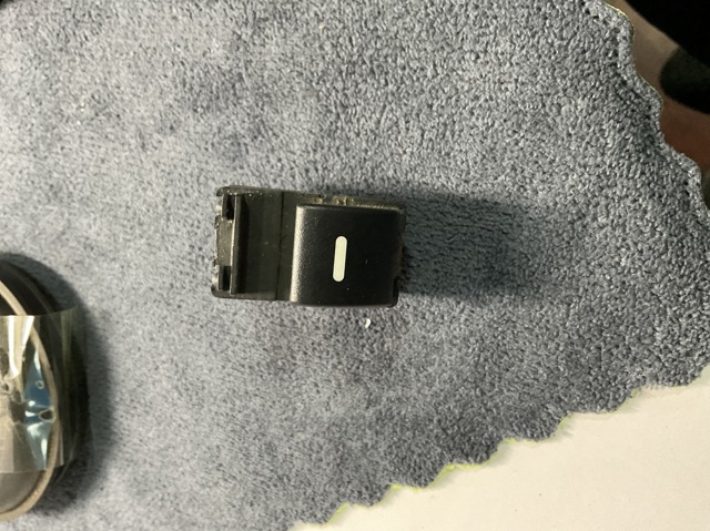 YUF000072PVA LAND ROVER Кнопка включения мотора стеклоподъемника задняя правая купить в Николаев