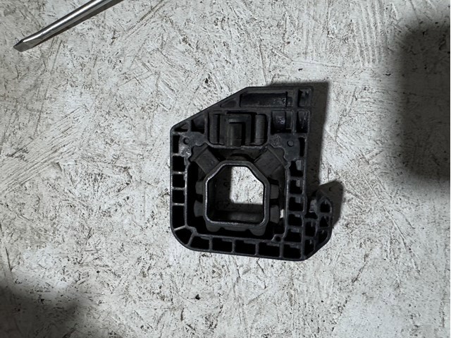BMW 17118642753 Кронштейн радиатора нижний в наличии Кривой Рог