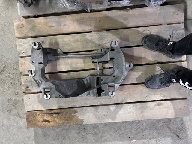 Крепление коробки передач 22116882026 BMW