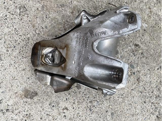 Кронштейн подушки (опоры) двигателя, правой 22116882032 BMW