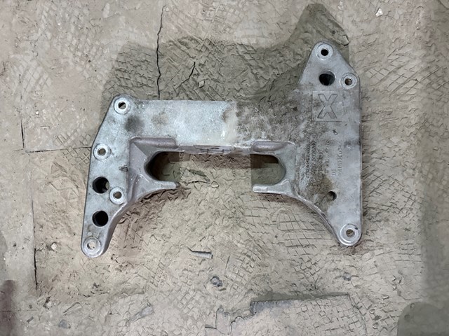 Крепление кпп 22326796016 BMW