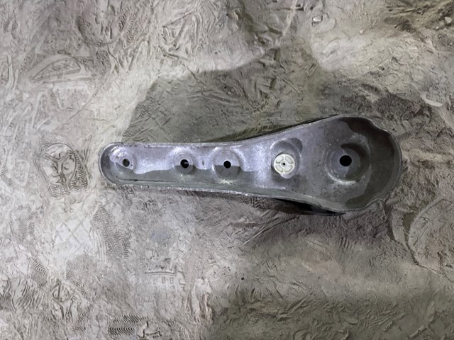 Кронштейн задней балки 31106861142 BMW