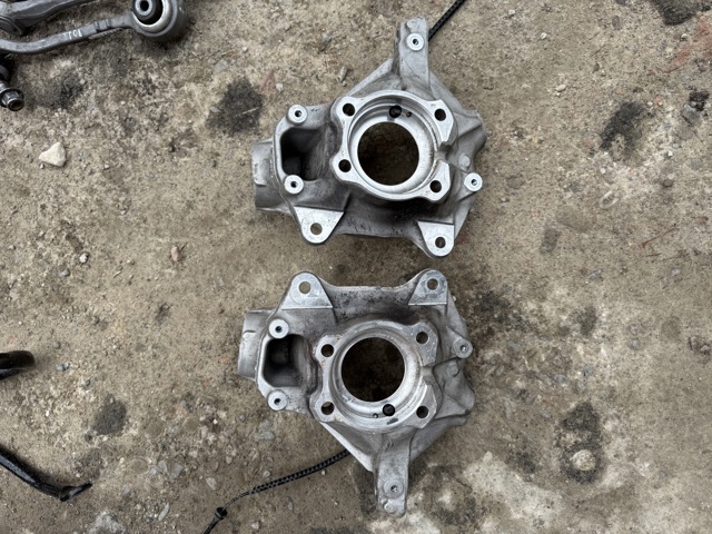 Кулак поворотный передний правый 31216886948 BMW