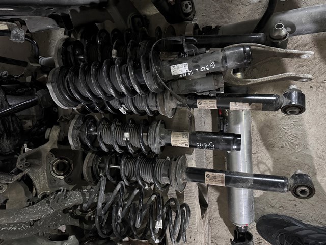 Амортизаторная стойка передняя правая 31316875924 BMW